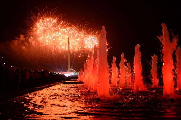الألعاب النارية في مدينة موسكو بمناسبة الاحتفالات بالذكرى الـ 71 لعيد النصر على النازية في الحرب الوطنية العظمى (1941-1945). - سبوتنيك عربي