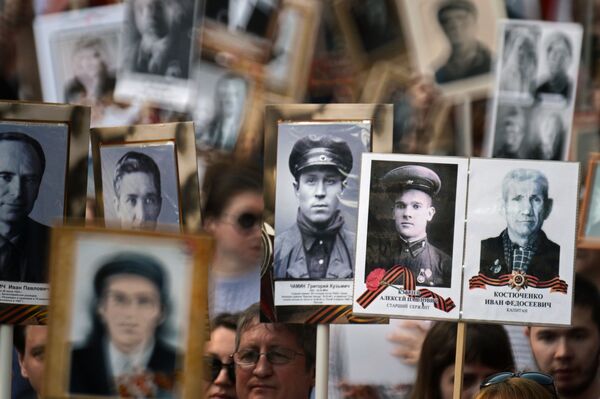 مسيرة الفوج الخالد في موسكو بمناسبة إحياء الذكرى الـ 71 لأبطال المحاربي القدامي اللذين وهبوا حياتهم (واللذين ما زالوا على قيد الحياة) في الحرب الوطنية العظمى ضد ألمانيا النازية (1941-1945) - سبوتنيك عربي