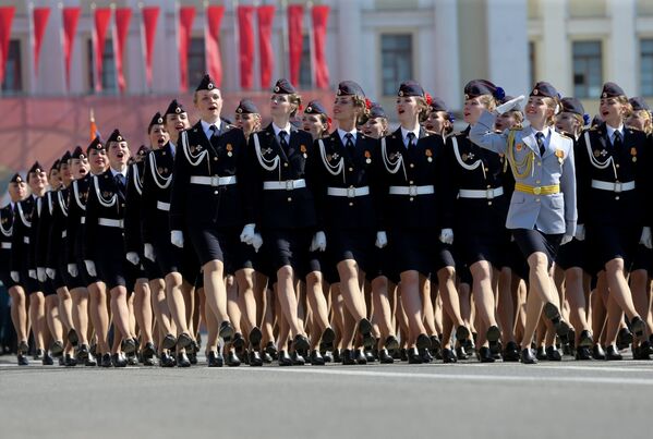 الفوج النسائي من تلميذات المدرسة العسكرية الروسية في سانت-بطرسبرغ - سبوتنيك عربي