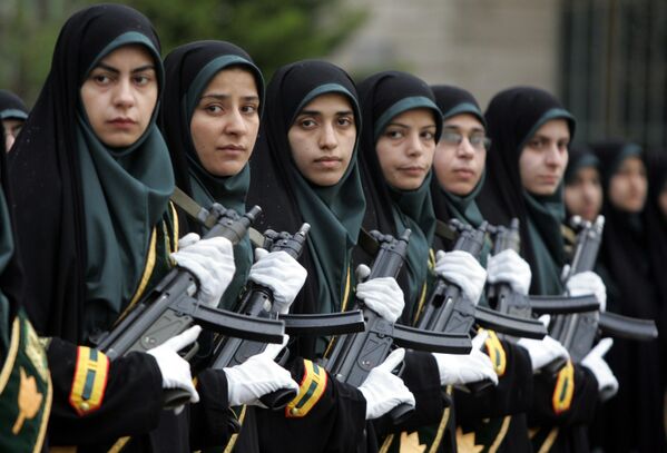 الفوج النسائي الإيراني خلال عرض عسكري في طهران - سبوتنيك عربي