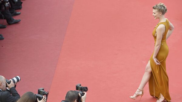 عارضة أزياء فرنسية غايا أويس على  السجادة الحمراء خلال الفعالية الـ 69 لافتتاح مهرجان كان الفرنسي - سبوتنيك عربي