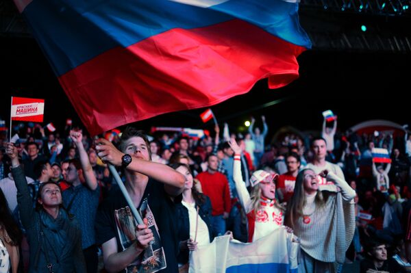 المشجعون الروسي خلال مباراة الهوكي للهواة لعام 2016 في حديقة بارك غورغي بموسكو. - سبوتنيك عربي