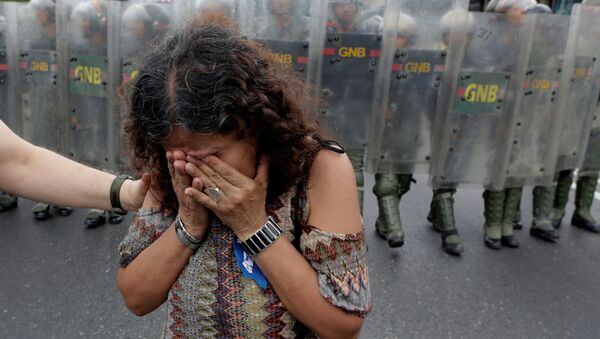 فتاة تبكي خلال مظاهرة في كراكاس، فنزويلا - سبوتنيك عربي