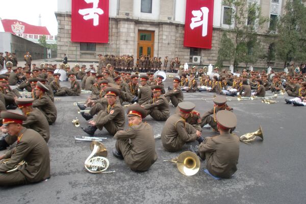 اللموسيقيون بعد انتهاء العرض الموسيقي بمناسبة زيارة حزب العمال في بيونغيانغ، كوريا الشمالية. - سبوتنيك عربي