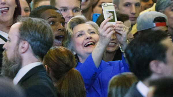 المرشحة للانتخابات الرئاسية الأمريكية هيلاري كلينتون تلتقط صورة سيلفي لها مع المناصرين لها ولحزبها أثناء زيارتها لولاية كنتاكي. - سبوتنيك عربي