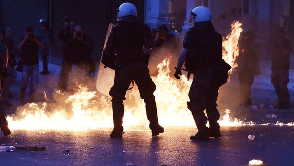 الشرطة اليونانية خلال احتجاجات المتظاهرين على التغيير والاصلاح في أثينا، 8 مايو/ آيار 2016 - سبوتنيك عربي