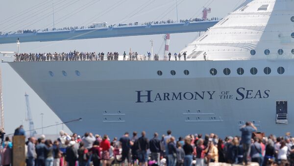 أكبر سفينة سياحية Harmony of the Seas تبحر من ميناء سانت-نزير غرب فرنسا، 15 مايو/ آيار 2016. - سبوتنيك عربي