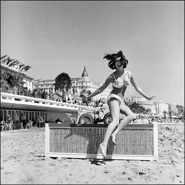 الممثلة الفرنسية مرسيدس مولينا على ساحل مدينة كان بفرنسا، مايو/ آيار 1962. - سبوتنيك عربي