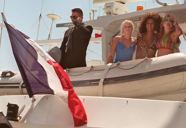 مغنيات فريق Spice Girls على ساحل مدينة كان بفرنسا، مايو/ آيار. - سبوتنيك عربي