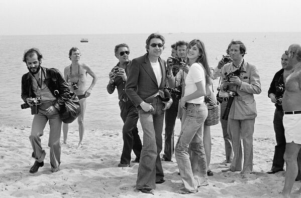 الممثل والمخرج سيرج غينسبرغ وزوجته الممثلة جين بيركين على ساحل مدينة كان بفرنسا، 17 مايو/ آيار 1974. - سبوتنيك عربي