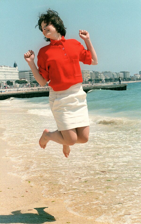 الممثلة جوليت بينوتشي على ساحل مدينة كان بفرنسا، 14 مايو/ آيار 1985. - سبوتنيك عربي