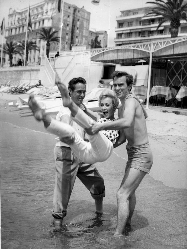 الممثلون ريتشارد تود وكارول ليسلي وجون فريزر على ساحل مدينة كان بفرنسا، 13 مايو/ آيار 1958. - سبوتنيك عربي