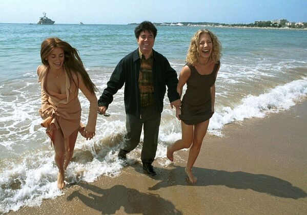 الممثلة بنيلوبا كروز والمخرج بيدرو ألمودوفار والممثلة سيسيليا روت  على ساحل مدينة كان بفرنسا، 18 مايو/ آيار 1999. - سبوتنيك عربي