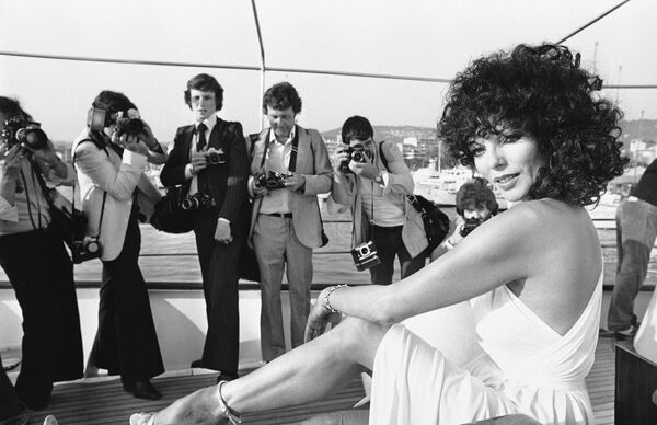 الممثلة جوان كوللينز على ساحل مدينة كان بفرنسا، 13 مايو/ آيار 1979. - سبوتنيك عربي