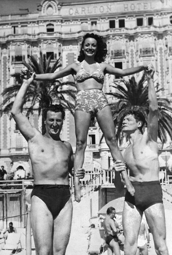 الممثلون جاك إرفين ولويز كارليتي وألين كيوني على ساحل مدينة كان بفرنسا، 1 سبتمبر/ أيلول1947. - سبوتنيك عربي