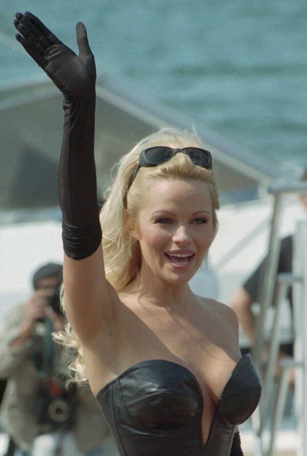 الممثلة باميلا أندرسون على ساحل مدينة كان بفرنسا، 20 مايو/ آيار 1995. - سبوتنيك عربي