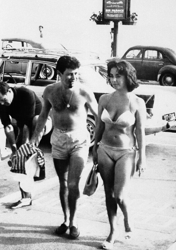 المغني إيدي فيشر وعروسته إليزابيث تايلير الممثلة باميلا أندرسون على ساحل مدينة كان بفرنسا، 10 يوليو/ تموز 1959. - سبوتنيك عربي