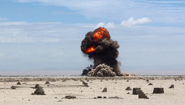 صورة أرشيفية لإنفجار في الصحراء غربي عدن اليمنية - سبوتنيك عربي