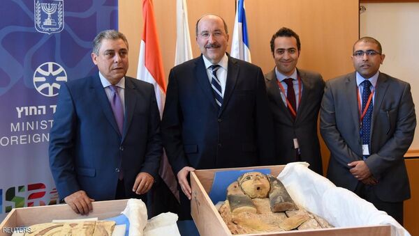 جانب من مراسم تسلم السفير المصري في إسرائيل القطعتين بمقر وزارة الخارجية الإسرائيلية بالقدس - سبوتنيك عربي