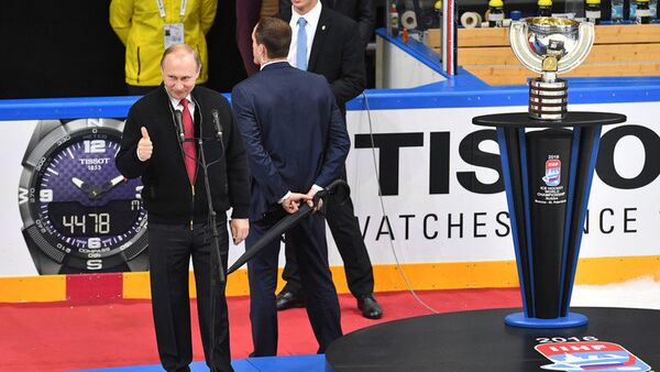بوتين يسلم المنتخب الكندي كأس العالم لهوكي الجليد - سبوتنيك عربي