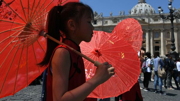 طفلة تحمل مظلة حمراء وتسير من أمام مقر بابا الفاتيكان في الفاتيكان، 22 مايو/ آيار 2016. - سبوتنيك عربي