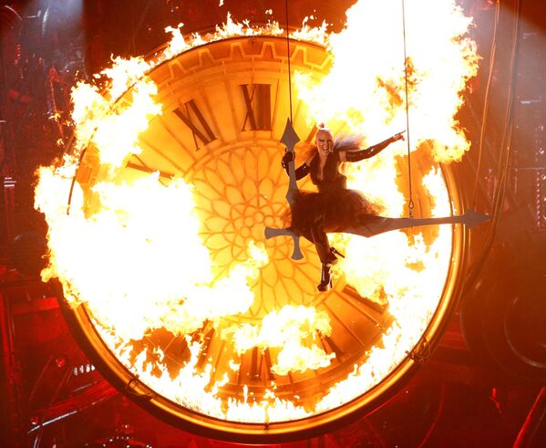 المغنية الأمريكية Pink خلال أدائها لأغنية Just Like Fire في لاس فيغاس، 22 مايو/ آيار 2016. - سبوتنيك عربي