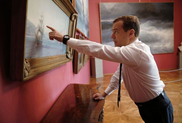 رئيس الوزراء الروسي دميتري ميدفيديف يقف إلى جوار لوحة أسطول البحر الأسود قبل حرب القرم للفنان الروسي إ. ك. آيفازوفسكي - سبوتنيك عربي