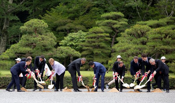قادة المجموعة السبعة G7 خلال زراعة أشجار في إيسي-دزينغو، اليابان، 26 مايو/ آيار 2016. - سبوتنيك عربي