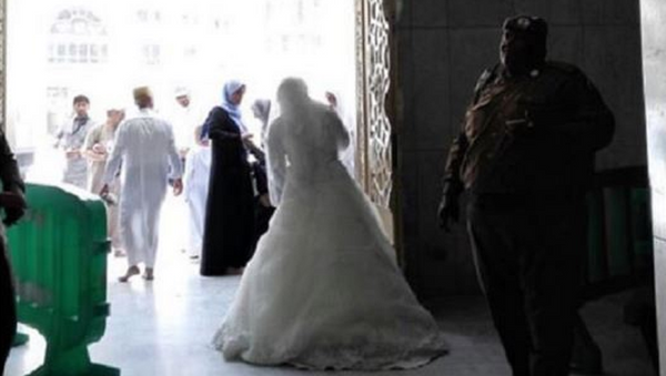 عروس تم منعها من دخول الحرم - سبوتنيك عربي