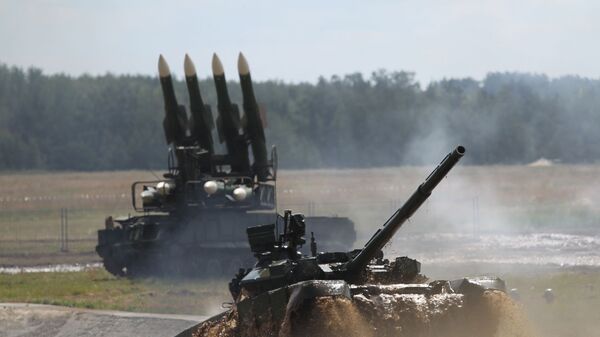 الدبابة الأسطورية تي-90 خلال العرض العسكري الدولي بالقاعدة جوكوفسكي، عام 2012 بمقاطعة موسكو. - سبوتنيك عربي
