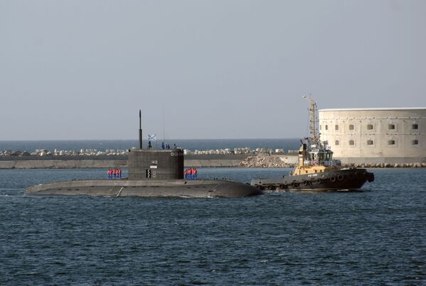 الغواصة الخفية التابعة لأسطول البحر الأسود نوفوروسيسك في ميناء سيفاستوبل بشبه جزيرة القرم بروسيا. - سبوتنيك عربي