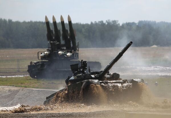 الدبابة الأسطورية تي-90 خلال العرض العسكري الدولي بالقاعدة جوكوفسكي، عام 2012 بمقاطعة موسكو. - سبوتنيك عربي