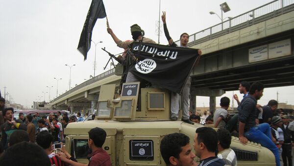 مسلحي داعش يحملون علم التنظيم فى العراق بالفلوجة - سبوتنيك عربي