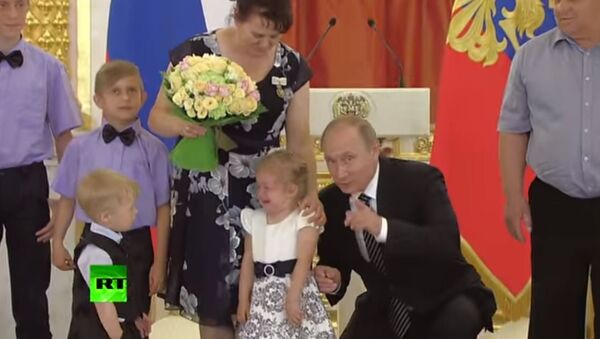 بوتين وطفلة تبكي - سبوتنيك عربي