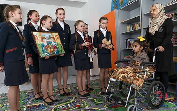 أطفال مدرسة وزارة الدفاع الروسية يزورون الطفلة السورية سيدرة زعرور - سبوتنيك عربي