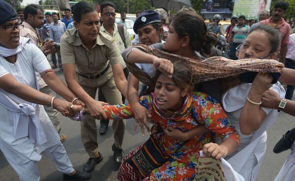 الشرطة الهندية تعتقل نشطاء مركز الوحدة الاجتماعية، وذلك لأنهم يسدون الطريق خلال احتجاجهم ضد جماعة اغتصاب في كالكوتا، الهند 31 مايو/ أيار 2016. - سبوتنيك عربي