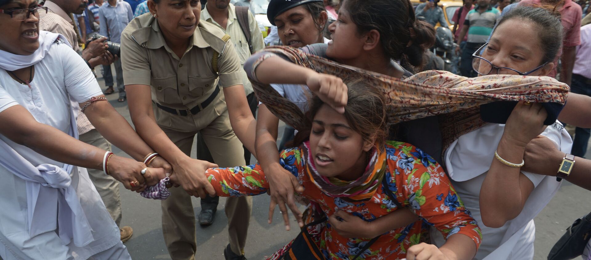 الشرطة الهندية تعتقل نشطاء مركز الوحدة الاجتماعية، وذلك أنهم يسدون الطريق خلال احتجاجهم ضد جماعة اغتصاب في كالكوتا، الهند 31 مايو/ آيار 2016. - سبوتنيك عربي, 1920, 15.10.2016