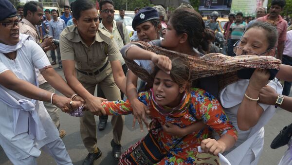 الشرطة الهندية تعتقل نشطاء مركز الوحدة الاجتماعية، وذلك أنهم يسدون الطريق خلال احتجاجهم ضد جماعة اغتصاب في كالكوتا، الهند 31 مايو/ آيار 2016. - سبوتنيك عربي