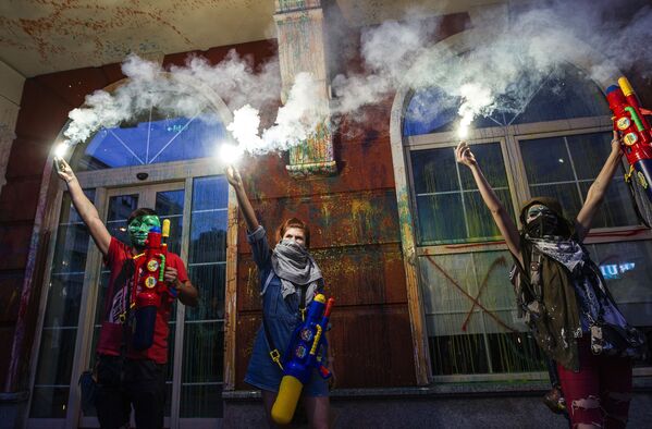 متظاهرون أمام مبنى وزارة العدل في ماقدونيا، يشعلون  أضواء ويدهنون المبنى بالألوان في احتجاج مناهض لحكومة سكوبيه، وسموها بـ الثورة الملونة، ماقدونيا 31 مايو/ حزيران 2016. - سبوتنيك عربي
