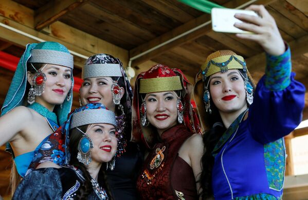 عارضات أزياء لمسرح ألتير في لباس تقليدي في خاكاسيا، روسيا 28 مايو/ أيار 2016. - سبوتنيك عربي