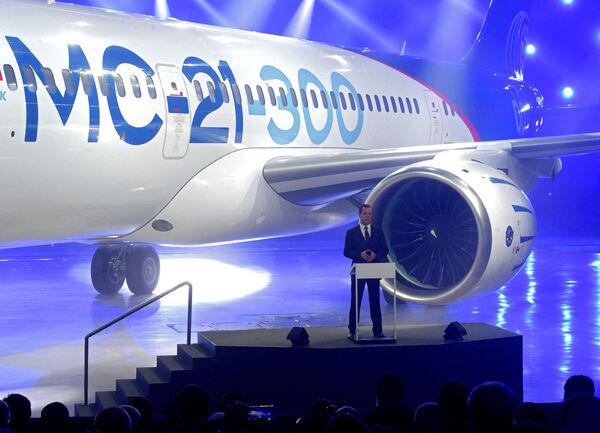 رئيس الوزراء دميتري مدفيديف خلال مراسم تقديم الطائرة الجدبدة  МС-21-300 في إركوتسك. - سبوتنيك عربي