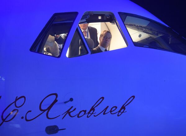 رئيس الوزراء دميتري مدفيديف خلال مراسم تقديم الطائرة الجدبدة  МС-21-300. - سبوتنيك عربي