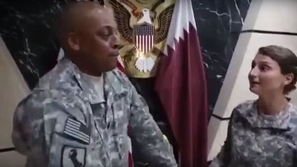 جنديان أمريكيان يسخران من العلم القطري - سبوتنيك عربي