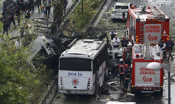 رجال الإطفاء والشرطة التركية في موقع الإنفجار بمدينة إسطنبول، تركيا 7 يونيو/ حزيران 2016. - سبوتنيك عربي