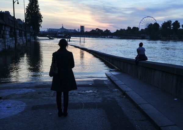 الفياضانت في فرنسا - مارة فرنسيون على ضفة نهر الساين في ضواحي متحف أورسي في باريس. - سبوتنيك عربي