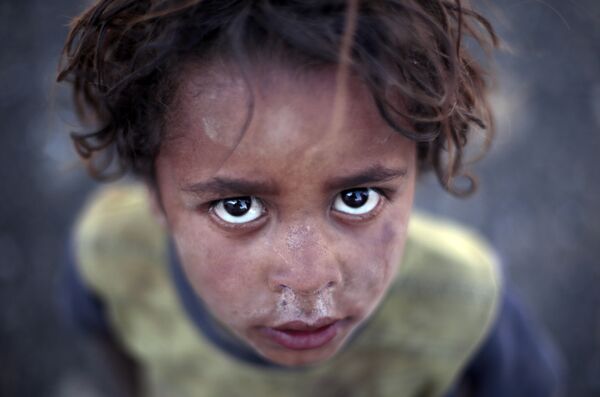 طفل يمني في مخيم للاجئين والنازحين من صنعاء، اليمن 8 يونيو/ حزيران 2016. - سبوتنيك عربي