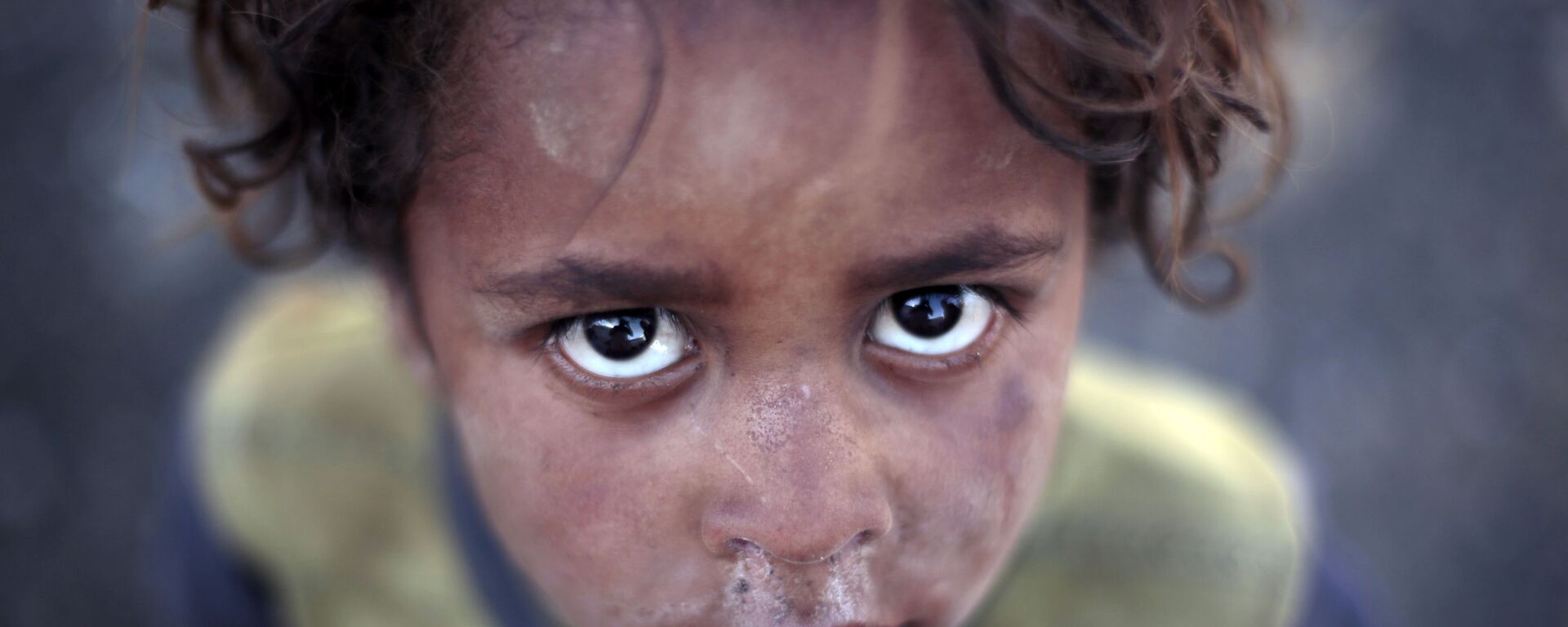 طفل يمني في مخيم للاجئين والنازحين من صنعاء، اليمن 8 يونيو/ حزيران 2016. - سبوتنيك عربي, 1920, 23.08.2021