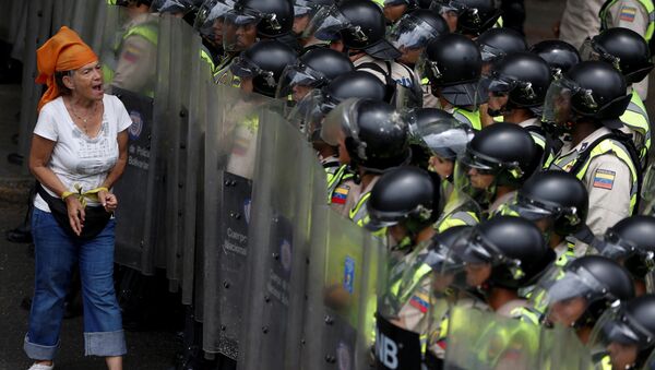 محتجة من المعارضة خلال مظاهرة ضد الإطاحة بالرئيس نيكولاس مادورو في كاراكاس، فينزويلا 7 يونيو/ حزيران 2016. - سبوتنيك عربي