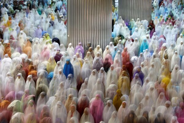 صلاة التراويح في شهر رمضان المبارك في مسجد إستقلال في مدينة جاكارتا، إندونيسيا 5 يونيو/ حزيران 2016. - سبوتنيك عربي