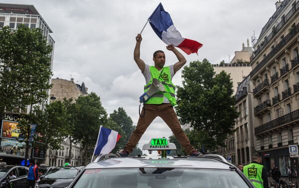 المتظاهرون يخرجون إلى شوارع باريس احتجاجاً على التغير والإصلاح في قانون العمل - سبوتنيك عربي